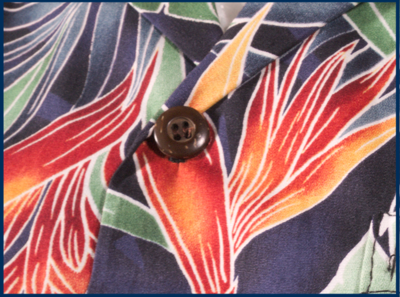 Das Bild zeigt Rocketeers original Hawaiihemd Korben Dallas mit Detail auf die Kokosnussknöpfe