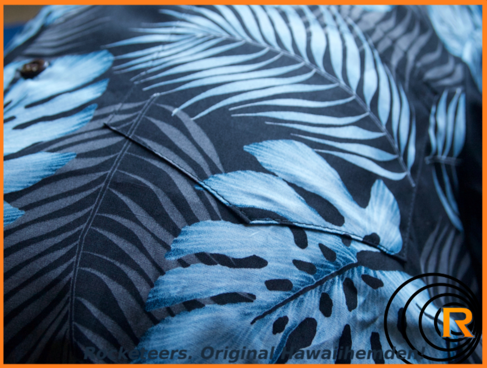 Das Bild zeigt original Hawaiihemd Blue Moon. Blau Schwarz Detail Kokosnussknöpfe.